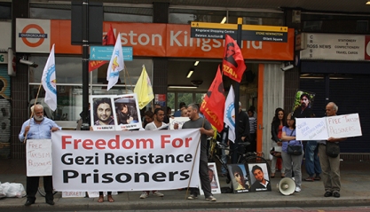 gozaltilar londrada protesto