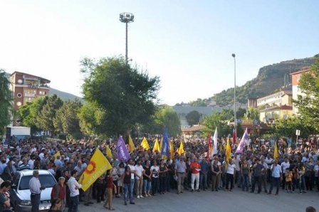 Görevden uzaklaştırılan öğretmenler gözaltına alındı