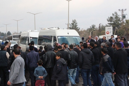 Elektrik kesintilerine isyan eden mahalleli yolu kapattı