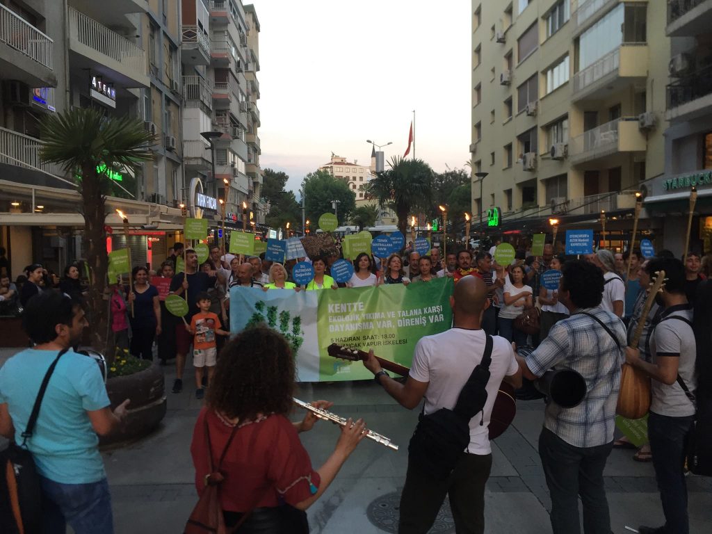 İzmirde ekolojik yıkıma karşı meşaleli yürüyüş